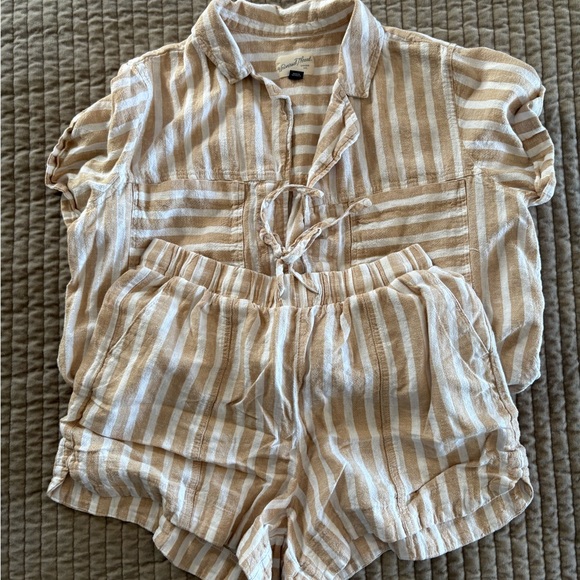 Universal Thread Beige and White Striped Drawstring Shorts - Picture 2 of 5